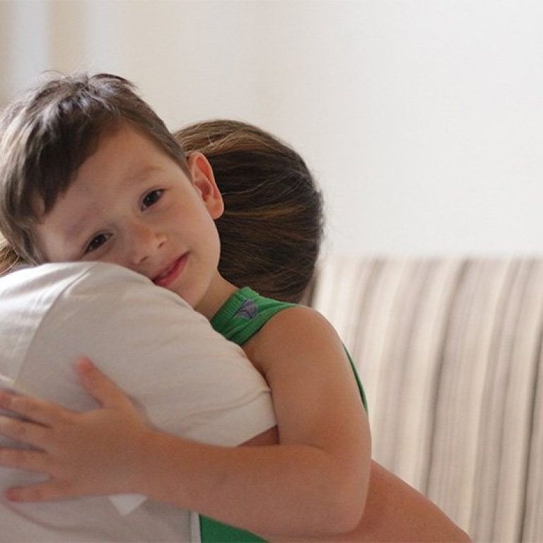 Abbraccio-di-un-figlio-anteprima