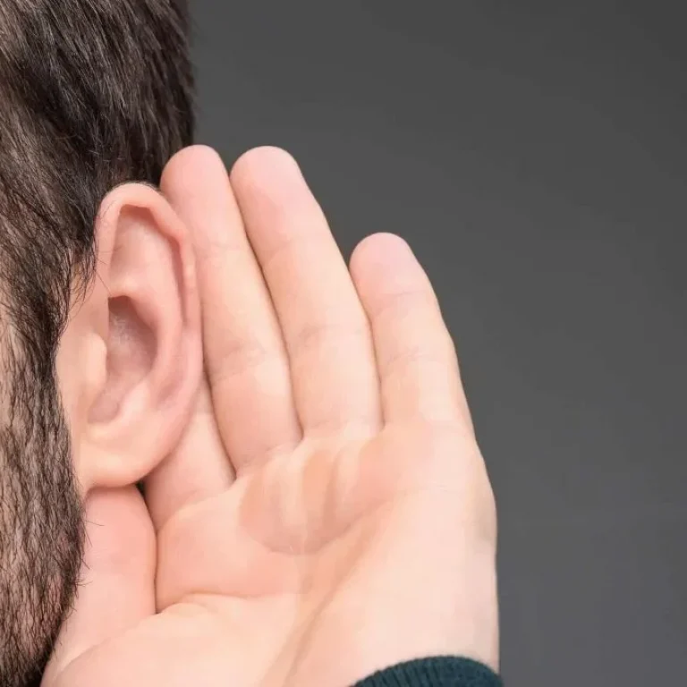 ascolto-attivo-uomo-1030x687