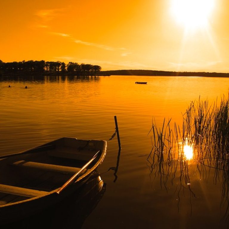 barca_e_lago_al_tramonto_giallo