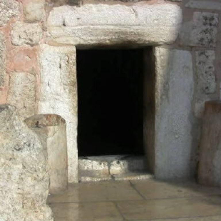 ecco-a-cosa-si-riferisce-gesu-quando-dice-che-dobbiamo-passare-dalla-porta-stretta_articleimage