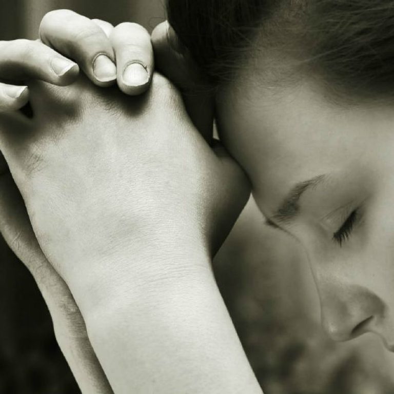 girl-praying-facebook