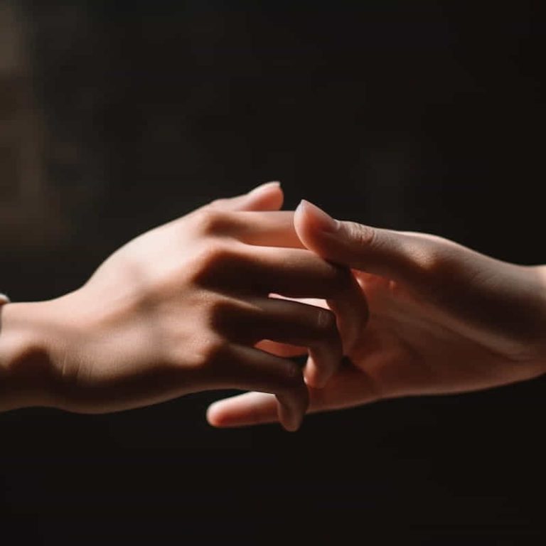 toccare-la-mano-di-una-ragazza-significato