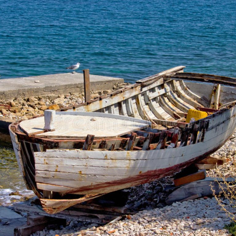 vecchia-barca-di-legno-tagliata-dal-mare-38009382